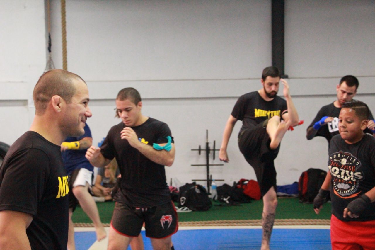 Cemir treinando turma mista de Muay-Thai e Jiu-Jitsu